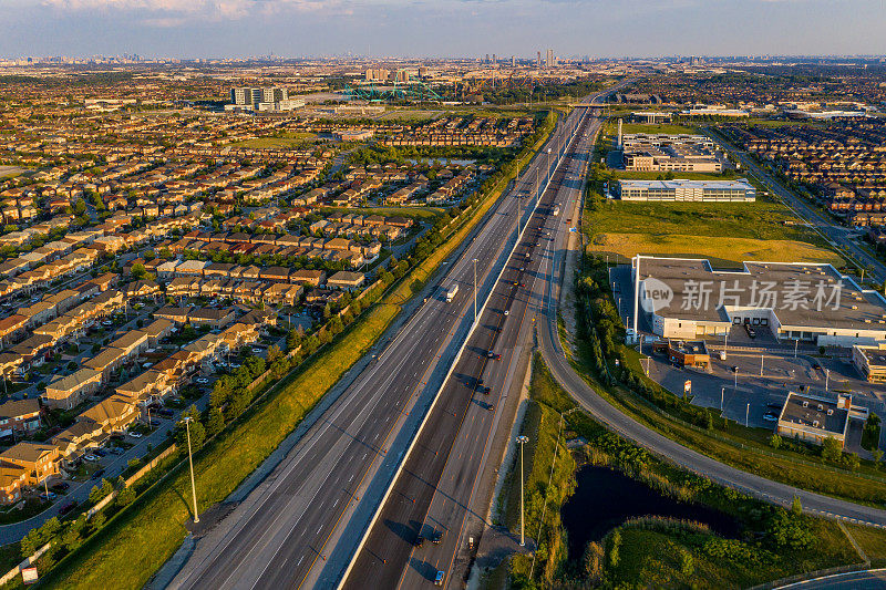 鸟瞰图Purpleville, Kleinburg在特斯顿路和400高速公路，独立和复式住宅在伍德布里奇沃恩，安大略省，加拿大